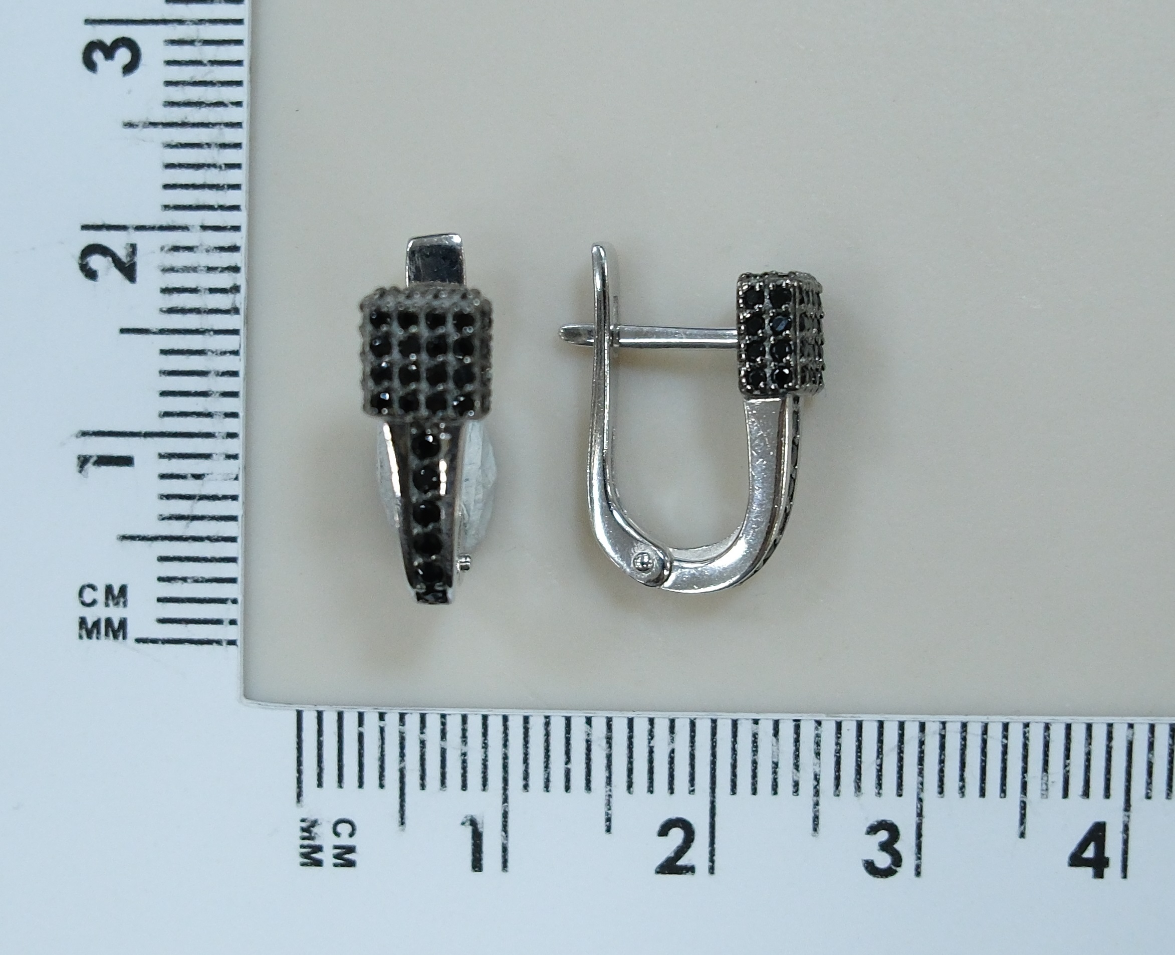 Серебряные серьги со шпинелью